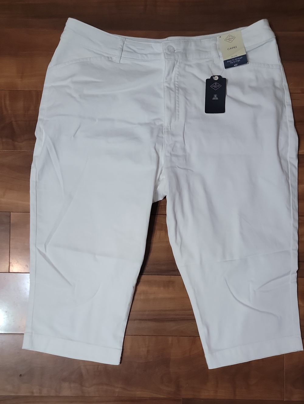(#22) St. John's Bay White Capri Pants